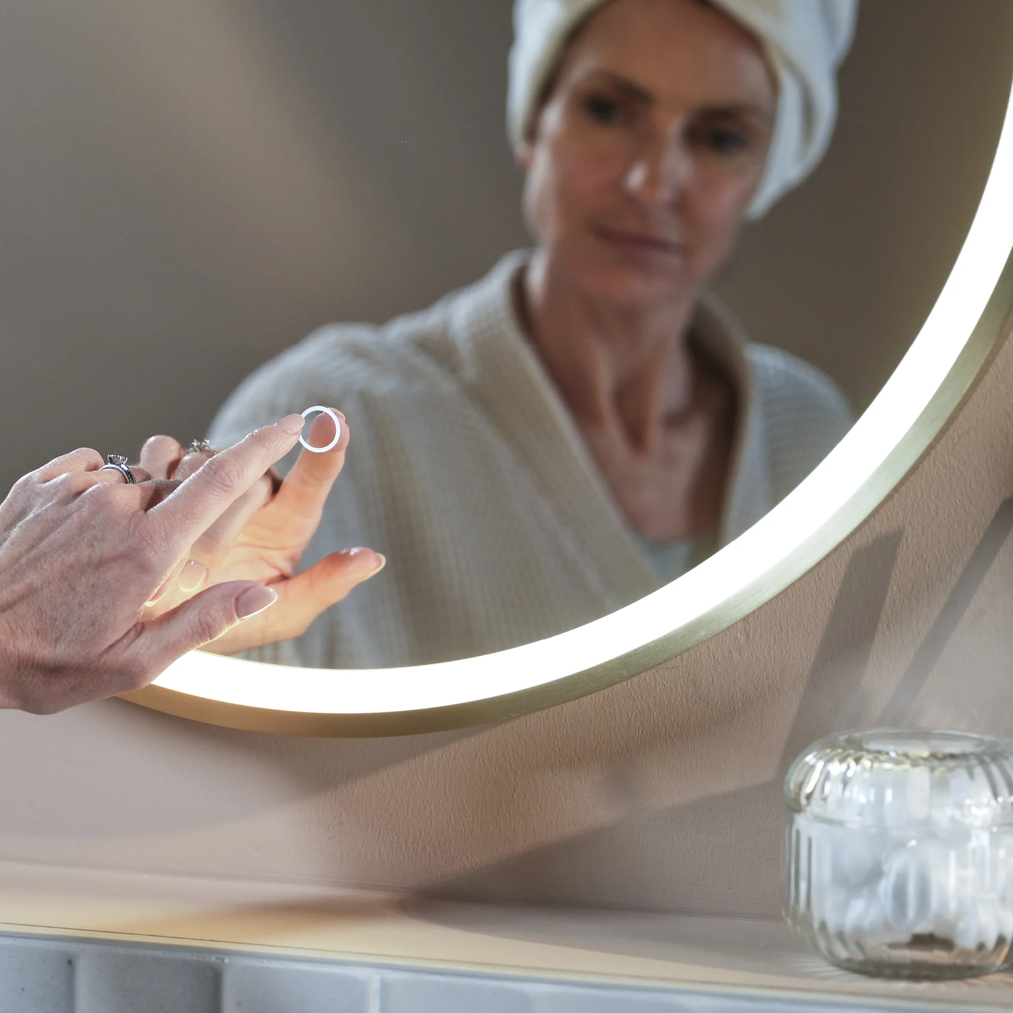 Kali Round LED Illuminated Mirror - Image 9